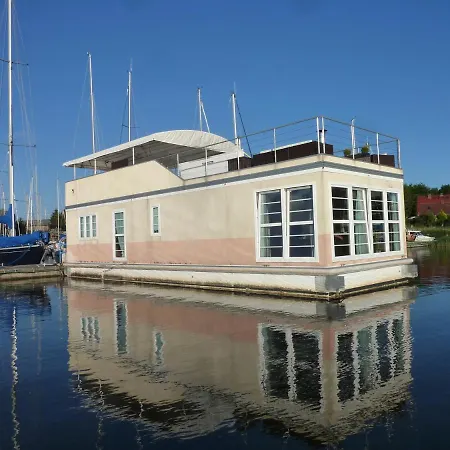 Hausboot Lagoon Úszó hotel Stralsund
