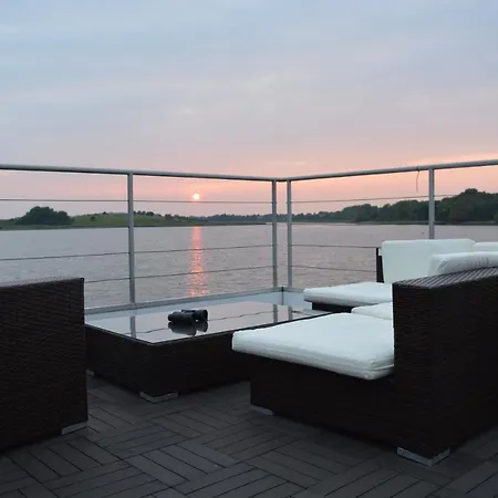 Hausboot Lagoon 船上ホテル シュトラールズント